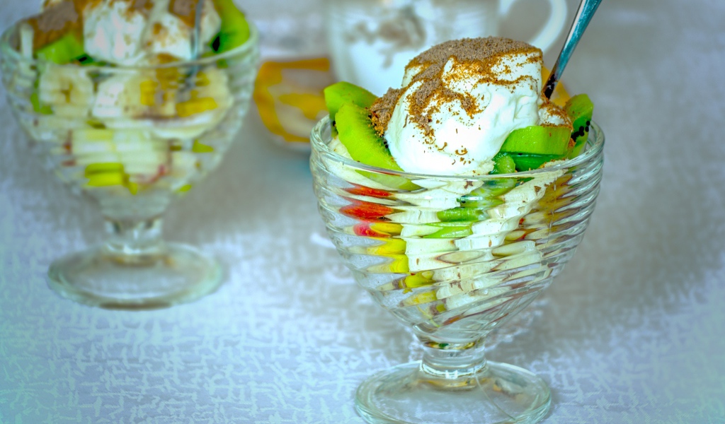 Десерт с фруктами и взбитыми сливками 