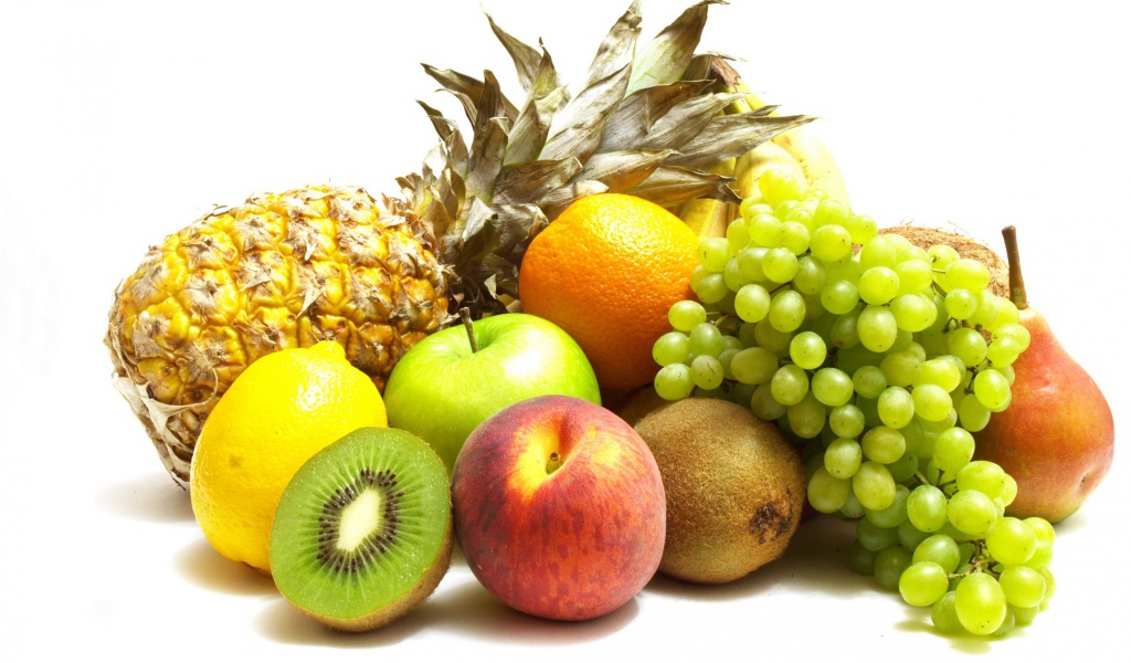 Свежие аппетитные фрукты на белом фоне 