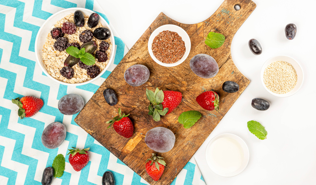 Замороженные ягоды со злаками на столе