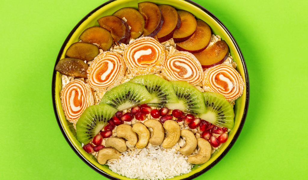 Мармелад с фруктами и мюсли в тарелке