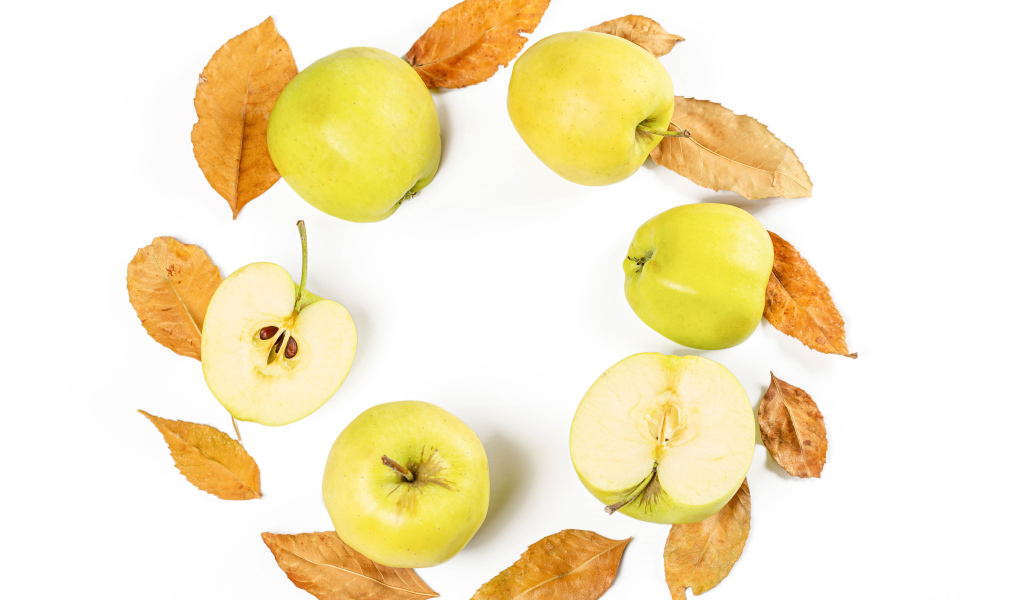 Зеленые яблоки с листьями на белом фоне 