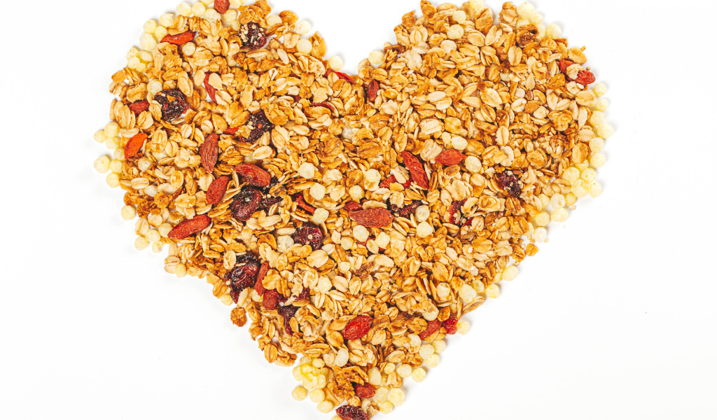 Сердце из мюсли на белом фоне