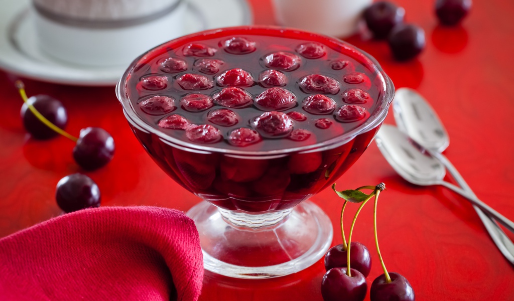 Варенье с ягодами вишни на столе
