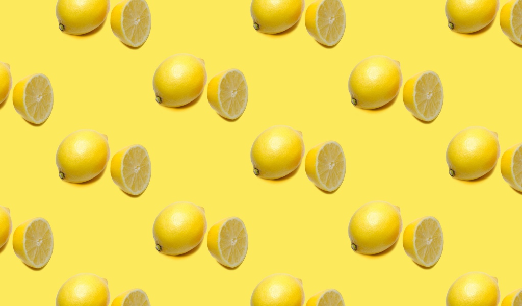 Сочные кислые лимоны на желтом фоне 