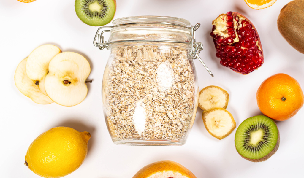 Овсяные хлопья с фруктами на белом столе