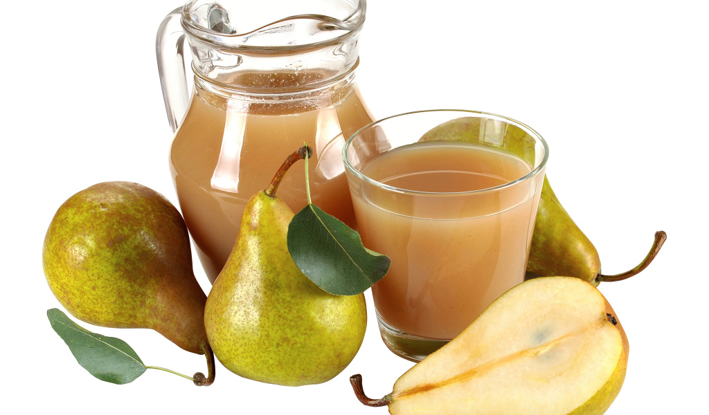 Грушевый сок с грушами на белом фоне