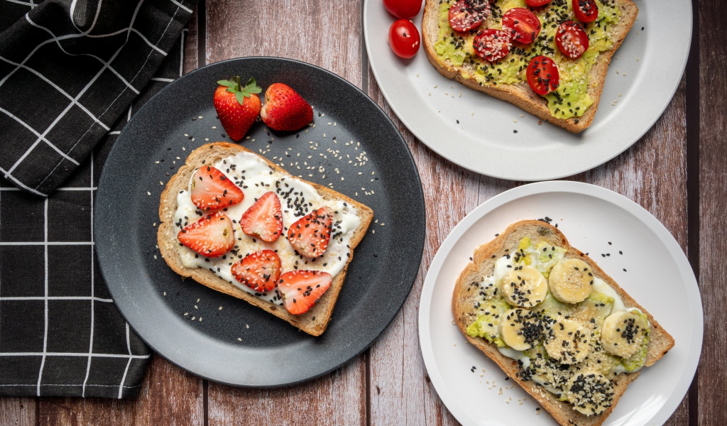 Бутерброды с малиной и бананом 