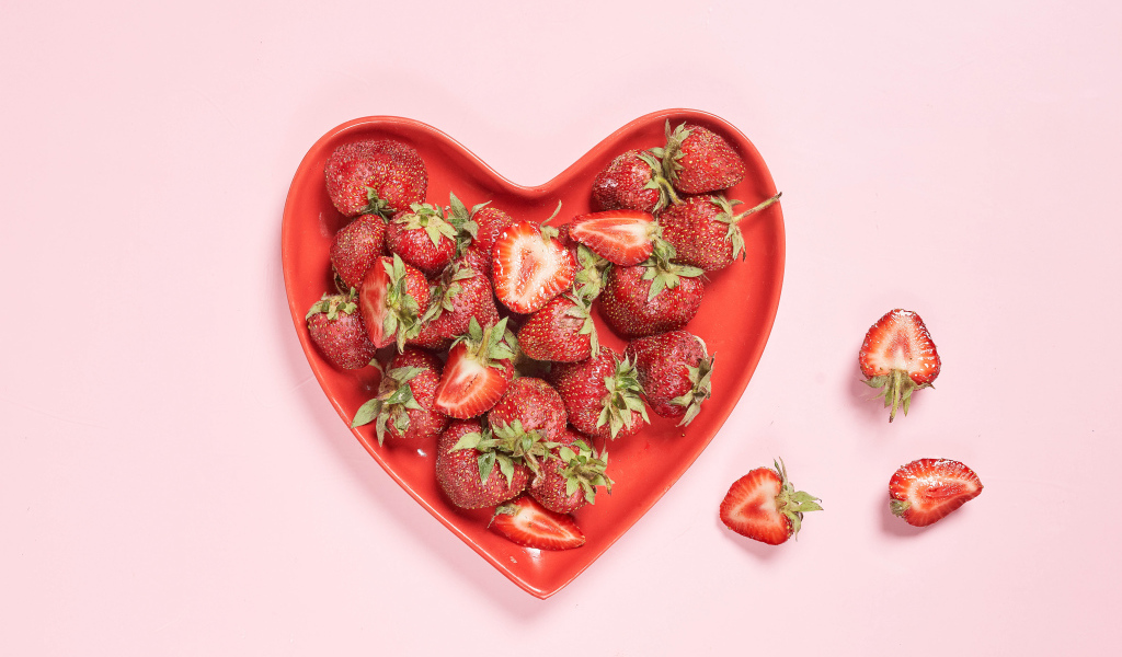 Красная тарелка в форме сердца с клубникой 