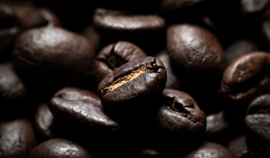 Жареные ароматные кофейные зерна 