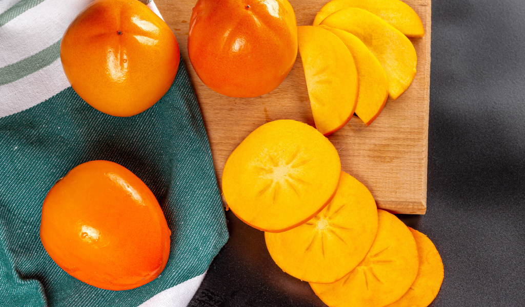 Хурма нарезанная кусочками на столе