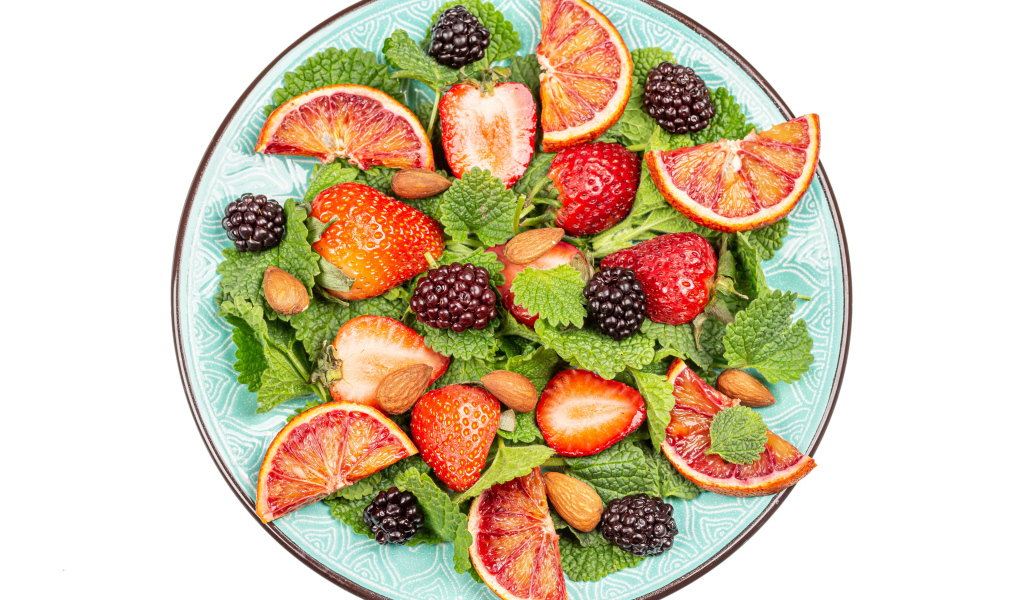 Ягоды клубники и ежевики с апельсином и листьями мелиссы