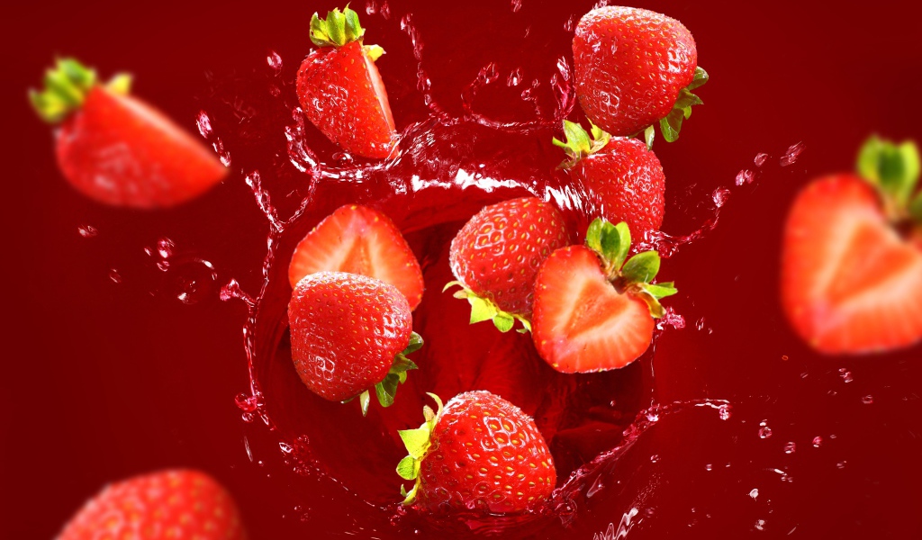 Клубника падает в воду на красном фоне 