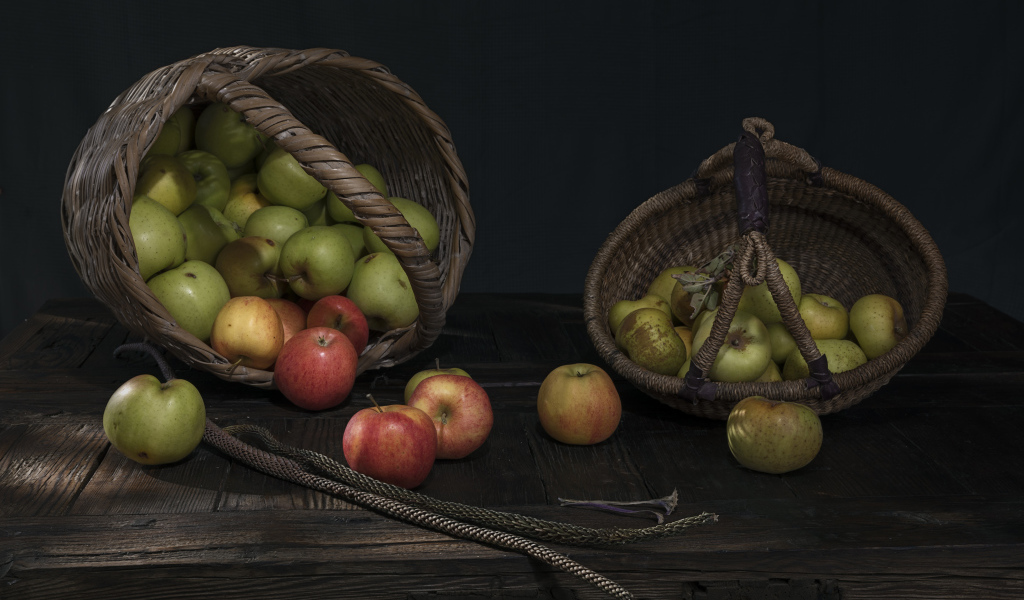 Две корзины с сочными зелеными яблоками на столе
