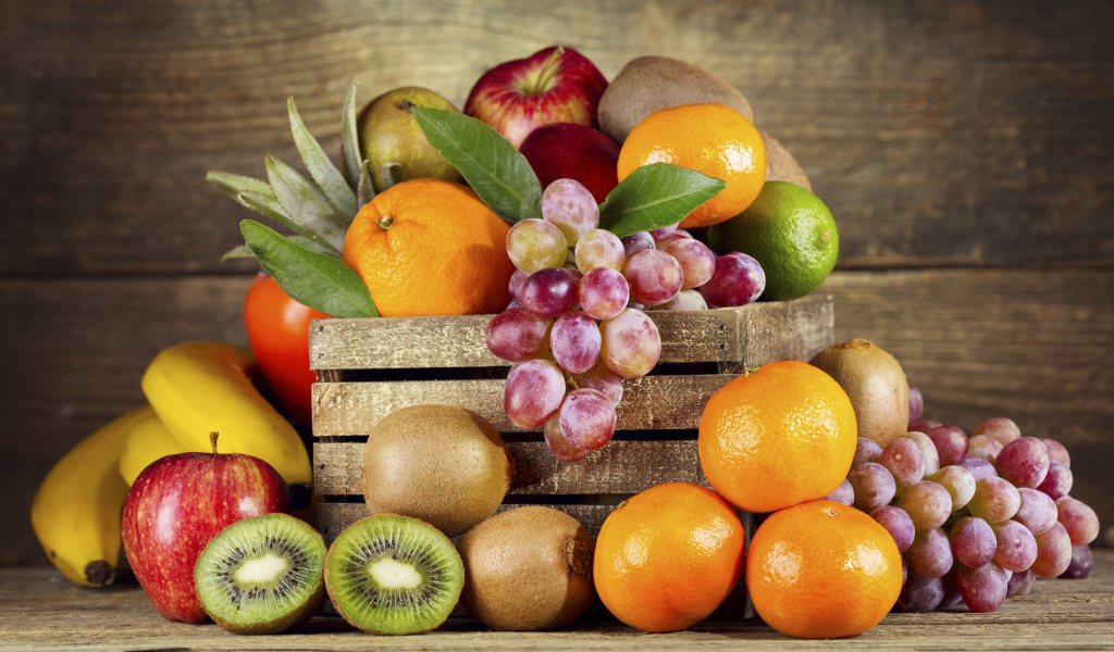 Деревянный ящик со свежими фруктами 