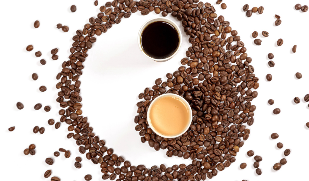 Инь и янь из кофейных зерен на белом фоне