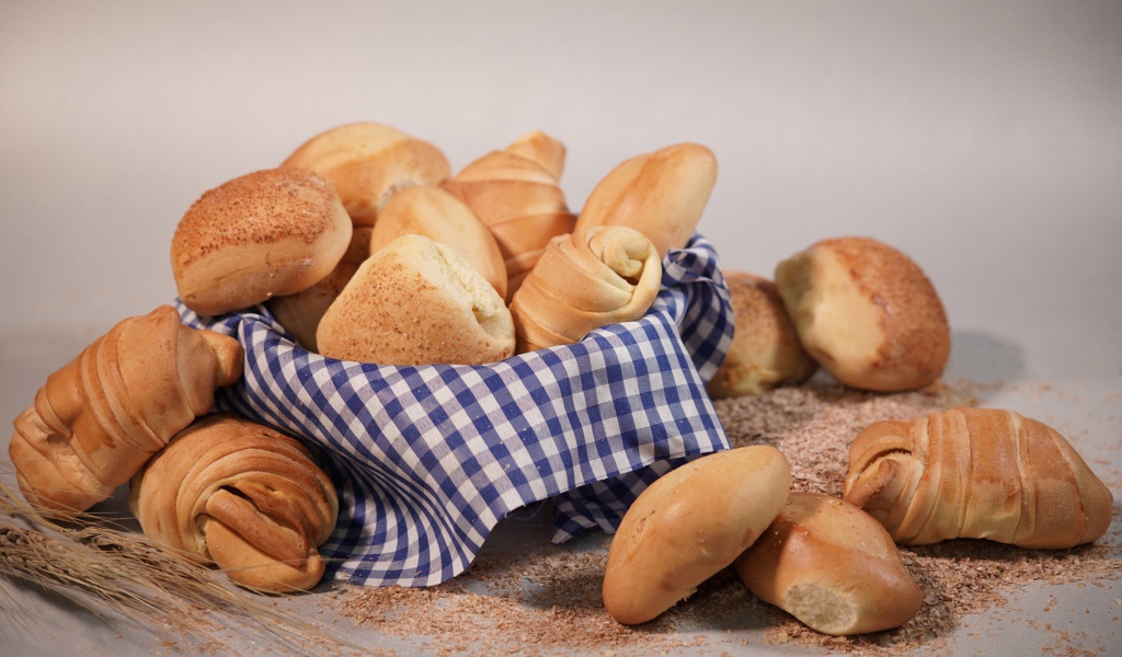 Вкусные сдобные булочки на сером фоне