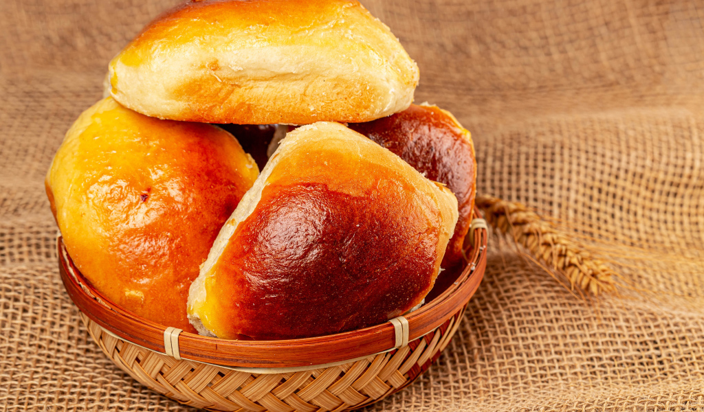 Свежие аппетитные булочки в корзинке