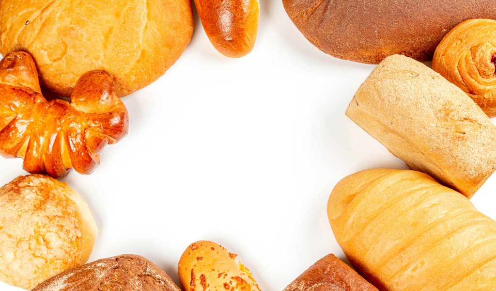 Свежая аппетитная выпечка на белом фоне 