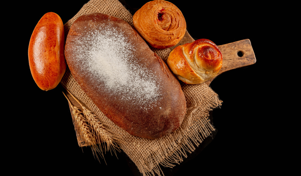 Свежая выпечка на черной поверхности