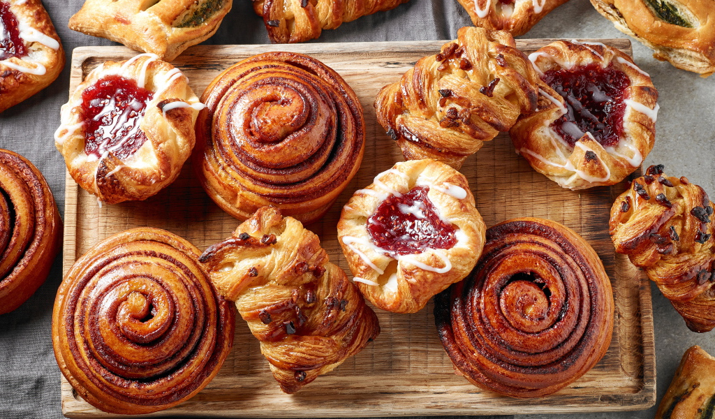 Свежая сладкая выпечка на доске на столе 