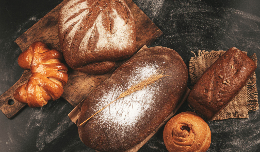 Ржаной хлеб и сладкая выпечка на столе