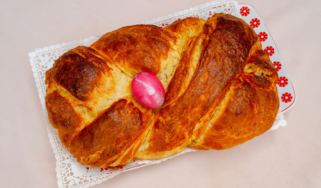 Плетеный кекс на столе на кружевной салфетке