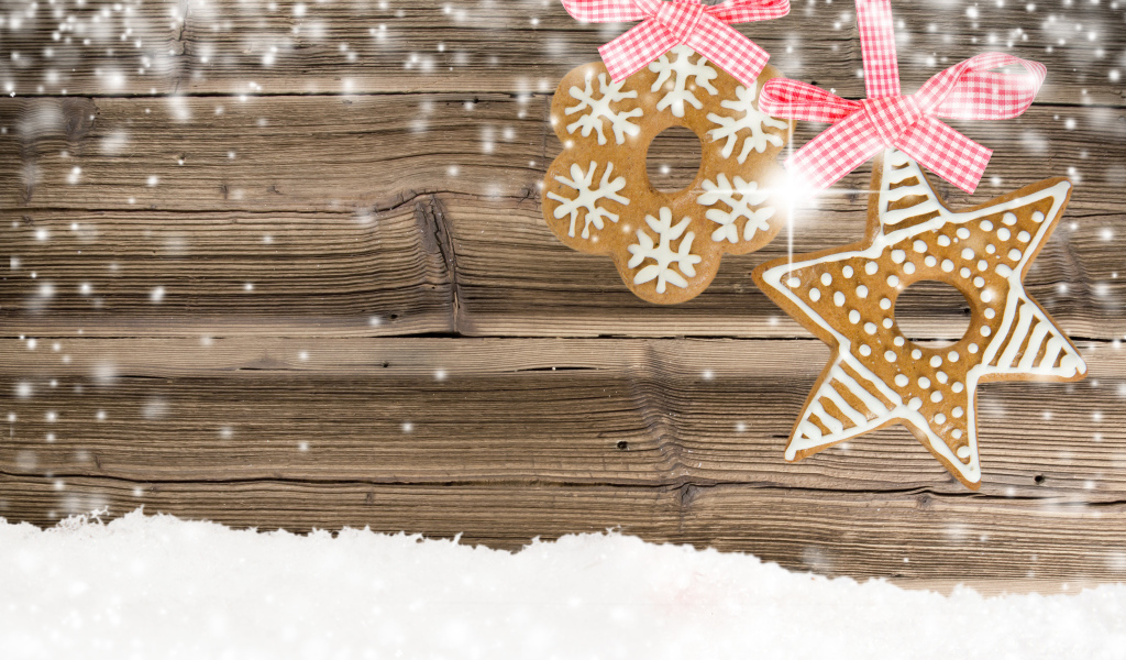 Аппетитное песочное печенье на фоне деревянной стены