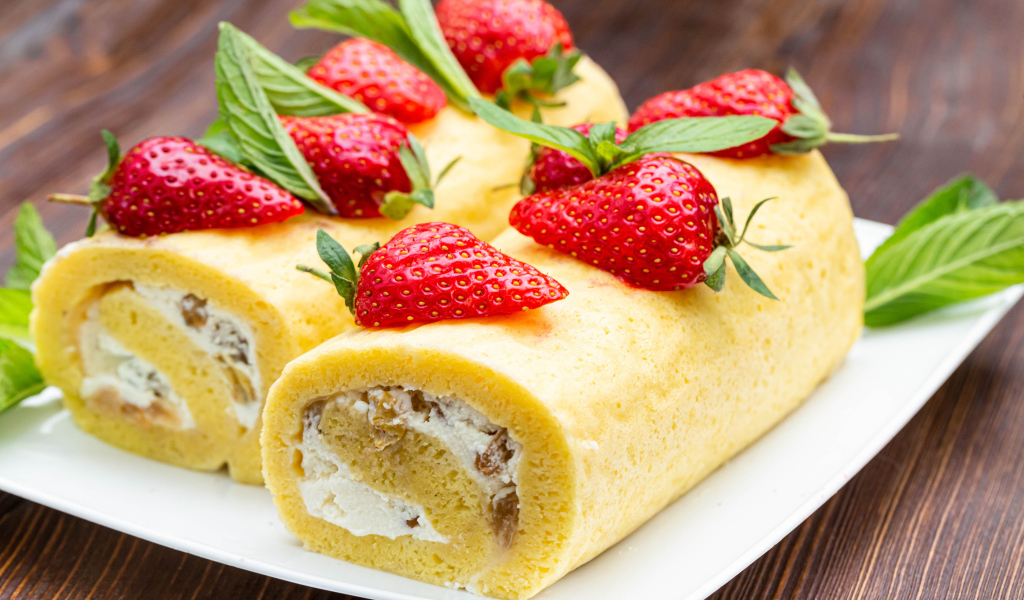 Аппетитный сладкий рулет с клубникой