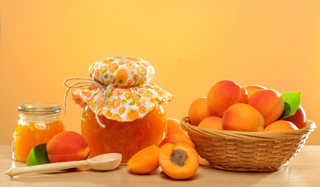 Абрикосовое варенье на столе со свежими плодами