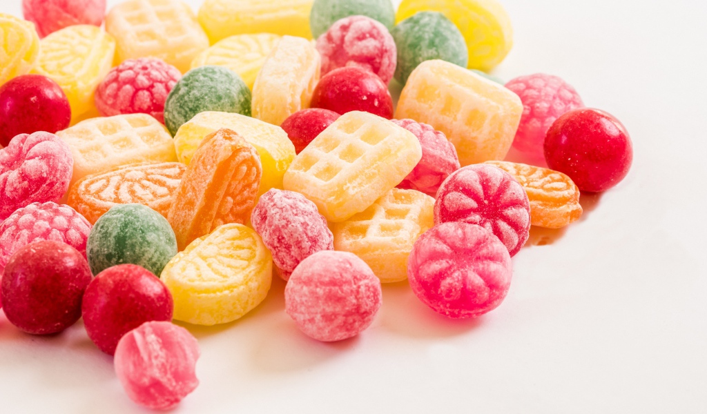 Разные конфеты карамельки на белом фоне