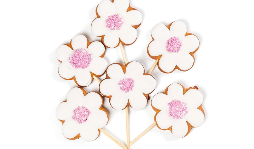 Красивое печенье в форме цветов на белом фоне