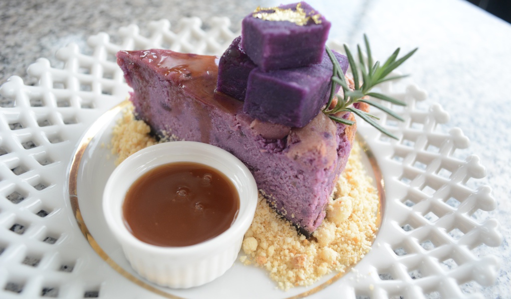 Ягодный чизкейк на тарелке с карамелью 