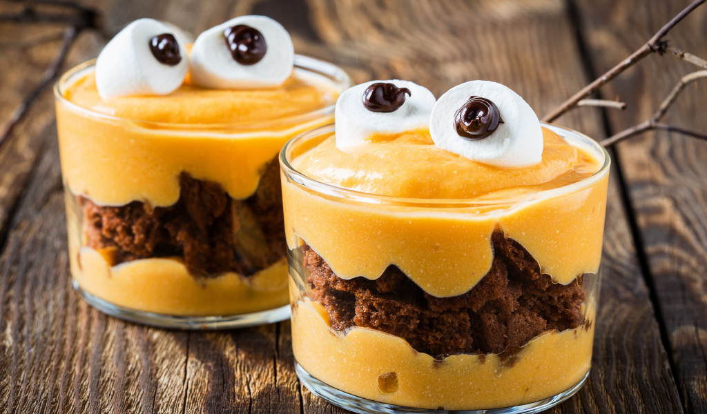 Ягодный десерт с кусочками пирога 