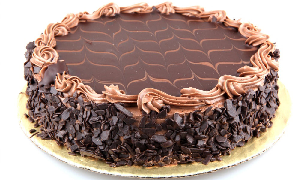 Большой праздничный торт с шоколадной крошкой на белом фоне