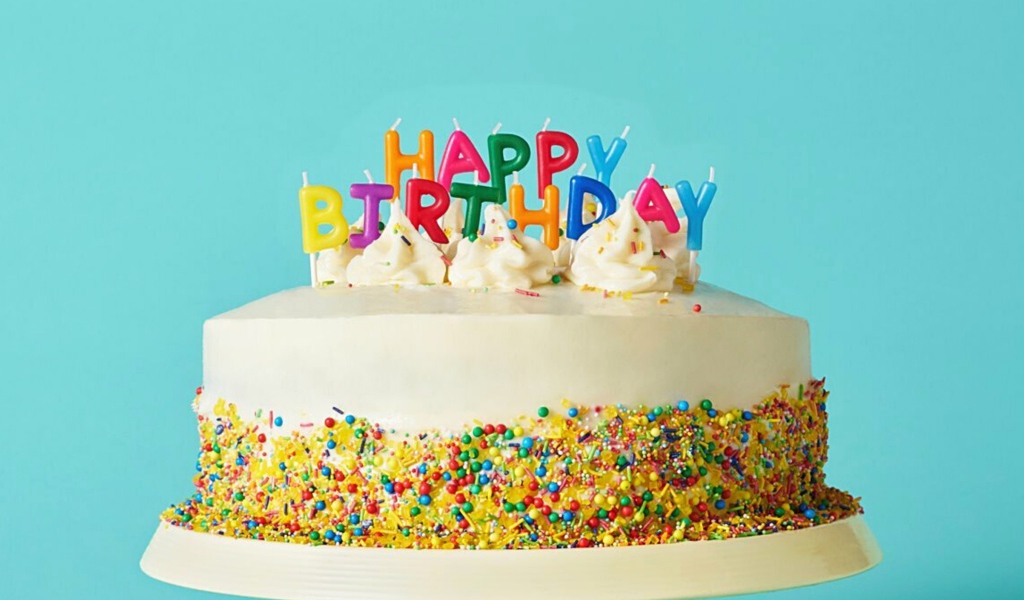 Большой яркий торт на день рождения на голубом фоне