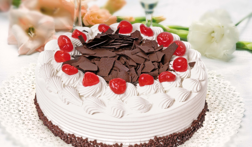 Большой торт с безе и шоколадом украшен вишнями