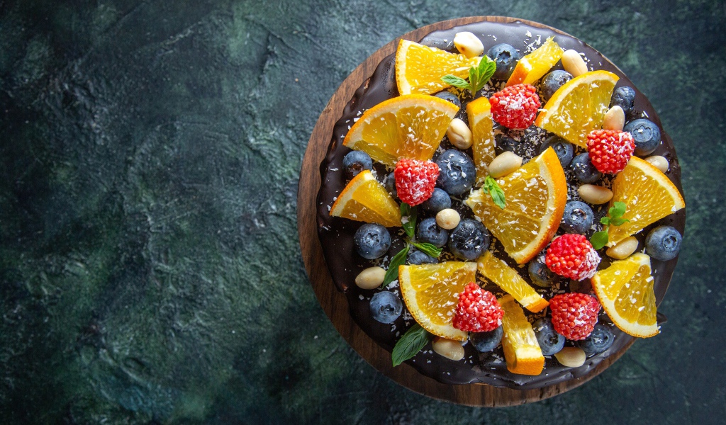 Торт с шоколадом и ягодами на столе вид сверху 