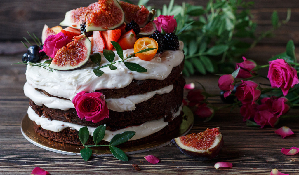 Торт с шоколадными коржами и сливочным кремом украшен ягодами