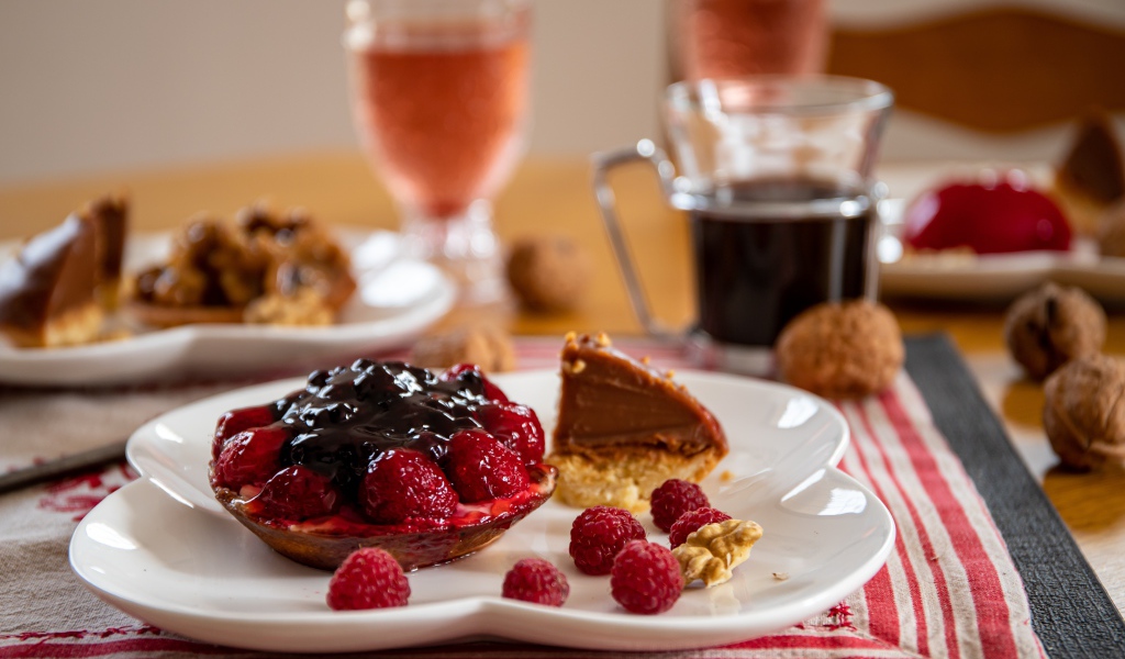 Пирожное с ягодами малины и джемом