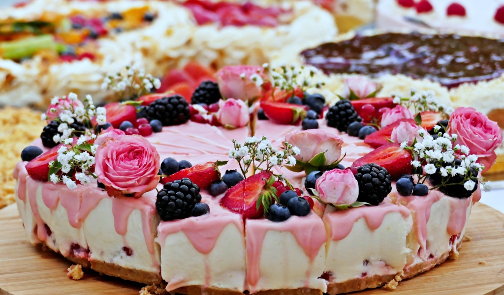Торт чизкейк с ягодами и цветами 