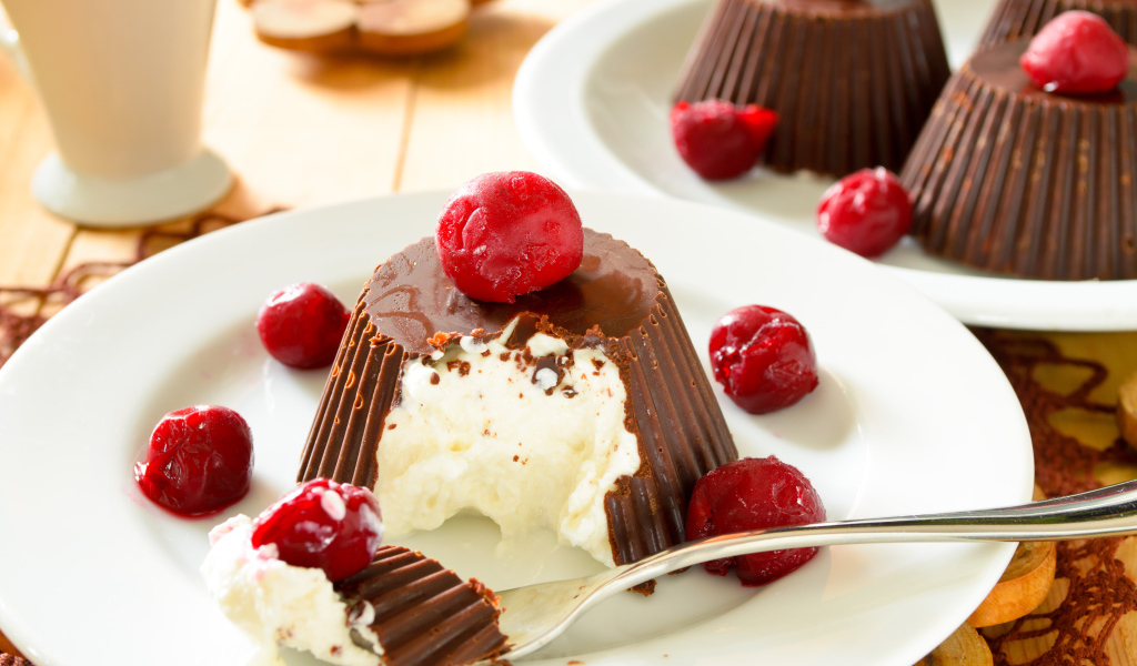 Творожный десерт в шоколаде с вишней 