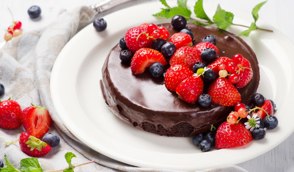 Шоколадный торт с ягодами черники и клубники 