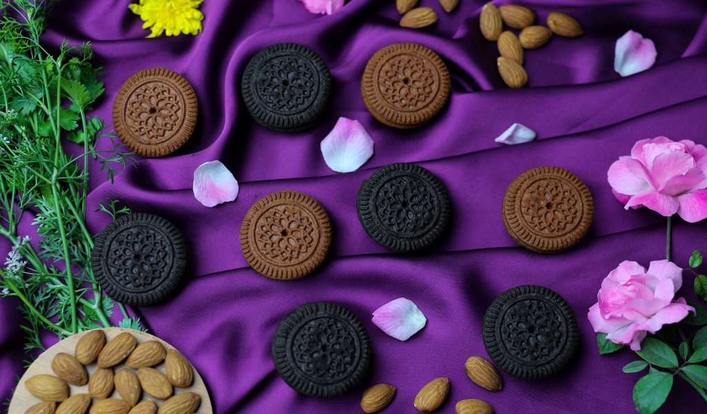Шоколадное печенье с миндалем на фиолетовой ткани