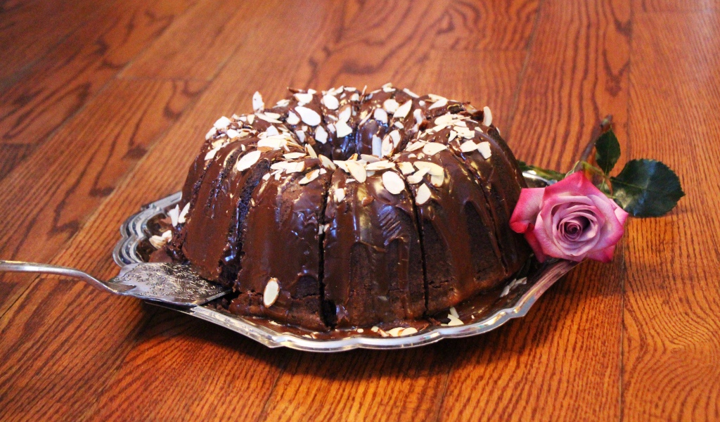 Шоколадный кекс на тарелке с розой 