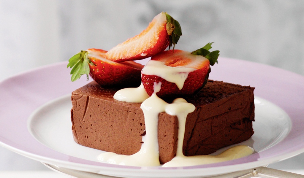 Шоколадное суфле с клубникой на тарелке