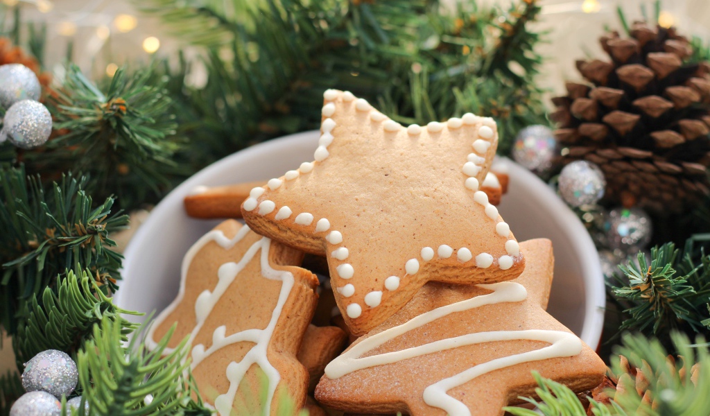 Новогоднее печенье звездочки с еловыми ветками