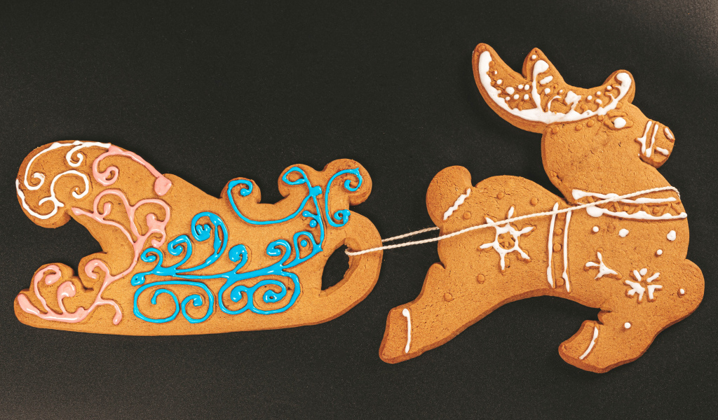 Рождественское печенье на черном столе
