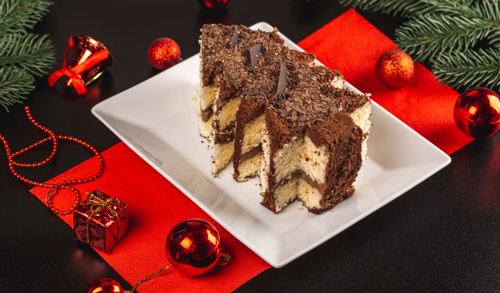 Торт в форме елочки на столе с игрушками