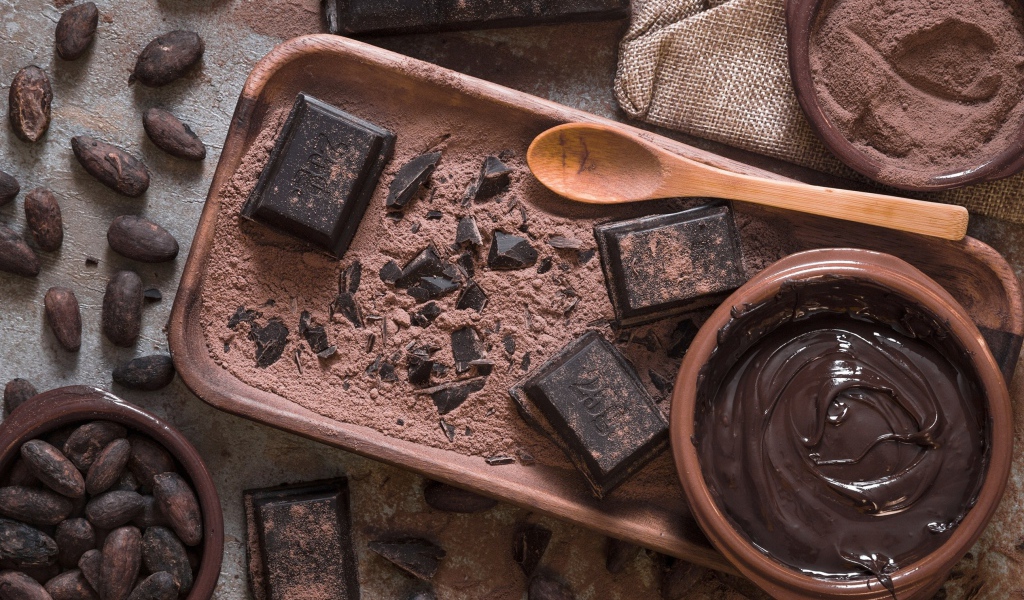 Какао с шоколадом на столе 