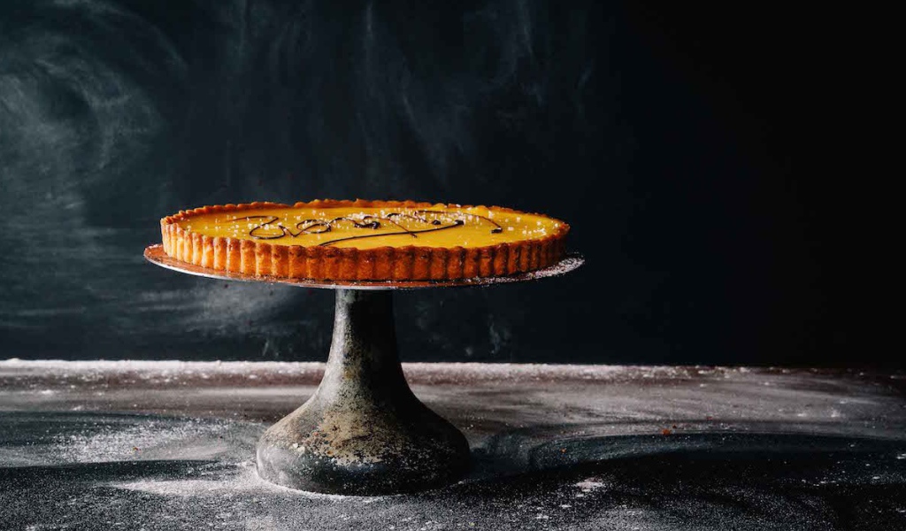 Пирог с кремом на черном фоне 